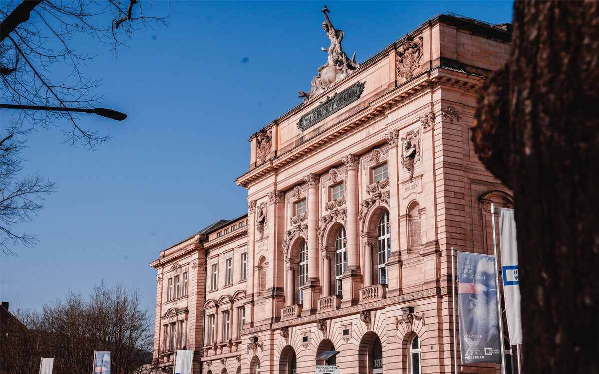 Das Universitätsgebäude der Julius-Maximilians-Universität Würzburg am Sanderring Das Universitätsgebäude der Julius-Maximilians-Universität Würzburg am Sanderring